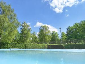 an empty tennis court with a fence at Camping Het Veen in Brecht