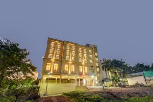 Un gran edificio está iluminado por la noche. en Hotel Majestic Pearl, en Nashik