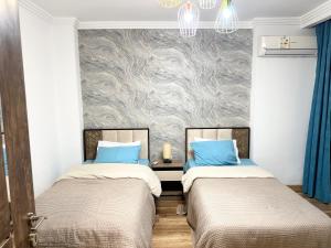 Ένα ή περισσότερα κρεβάτια σε δωμάτιο στο Luxurious apartment in cairo