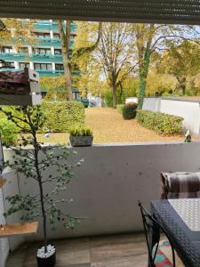 a patio with a table and chairs and a tree at Ferienwohnung Apartment modern, bis 4 Personen, Altstadt fußläufig in Landshut