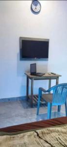 TV a/nebo společenská místnost v ubytování The enclave inn