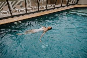 a dog swimming in a swimming pool at Lov'nid 'spa & sauna' in Domme +10 photos