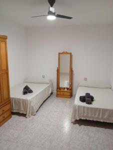 En eller flere senge i et værelse på Alojamiento Cervantes