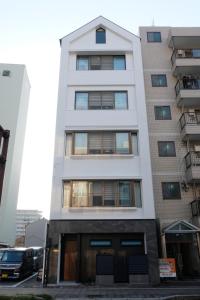 高松市にあるJasmin T 18go - Vacation STAY 31773vの窓のある白い高い建物