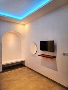 Zimmer mit einem Flachbild-TV an der Wand in der Unterkunft White Seeds Boutique Villas in Gili Trawangan