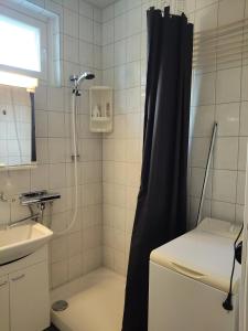 a bathroom with a shower and a sink at Kaksio lähellä keskustaa in Iisalmi