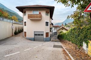 Cornedo all'IsarcoHaus Marlene的路边的一栋建筑