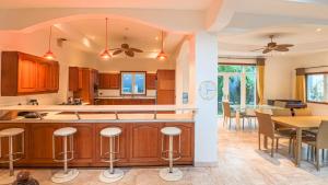 Η κουζίνα ή μικρή κουζίνα στο Golfer's Getaway 7 Bedroom Pool Villa - SV1