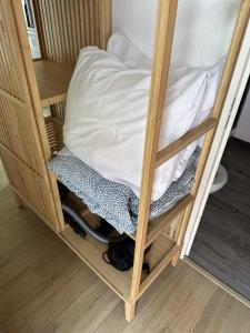 里昂Functional and well located studio close to metro and shops的一张木制双层床,上面有白色枕头