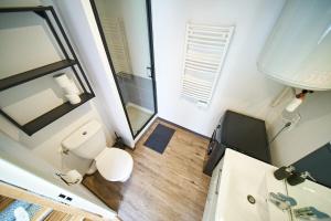 里昂Functional and well located studio close to metro and shops的享有高空美景,设有带卫生间和镜子的浴室