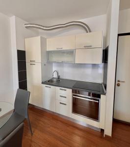 Kuchyň nebo kuchyňský kout v ubytování Lovely & Modern Flat near MXP and train station