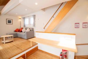 ein Wohnzimmer mit Sofa und Tisch in der Unterkunft Muku House Urayasu in Tokio + 39 Fotos