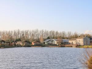 - une vue sur un lac avec des maisons et des bâtiments dans l'établissement Mallard Lodge, à Carnforth