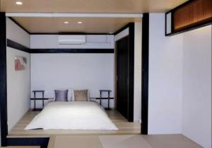 a bedroom with a bed in a room at Jasmin Nishikimachi 5 - Vacation STAY 13093v in Takamatsu