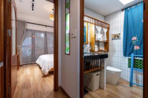 ハノイにあるChez Madame Binhのベッド1台とバスルームが備わる小さな客室です。 +45枚の写真