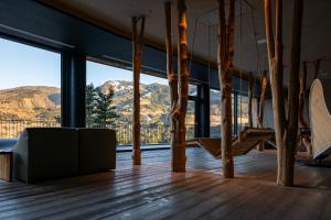 - un salon avec vue sur la montagne dans l'établissement La Roccia Wellness Hotel, à Cavalese