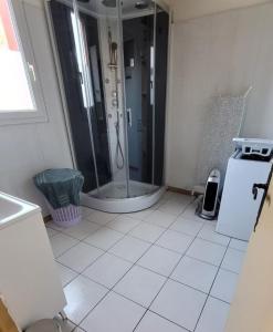 Koupelna v ubytování LE BARCARES Logement pour 6 personnes à 15 mns à pied du village de Noël - Alojamiento para 6 personas, a 15 minutos a pie del pueblo navideño