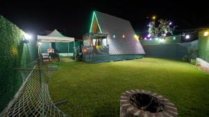 サパンジャにあるHilltop Bungalov Sapanca 3の夜の遊び場のある裏庭