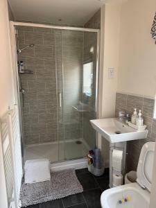 ein Badezimmer mit Dusche, Waschbecken und Toilette in der Unterkunft Comfortable 5 - Guest Abode - In Quiet Village in Grantham