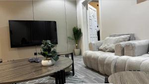 a living room with a couch and a table at غرفة بجاكوزي مع صالة 1 من أرام ريزدنس by ARAM Residence in Aţ Ţuwayr