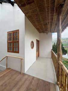 Balkón nebo terasa v ubytování Mahkota Swiss Villa Dieng