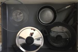 カリュイール・エ・キュイールにあるLe Refuge de la Bascule - Charmant appartement Caluire et cuireのスピーカーのグループとテーブルの上の鏡 +3枚の写真