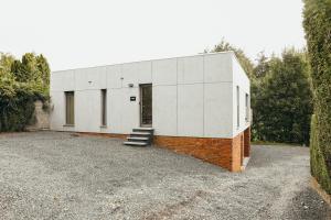 a white building with a red brick at Le Ruisseau - Appartement 8P in Theux