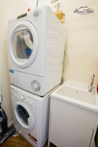 a washing machine and a sink in a bathroom at Palazzo dei Conti in Naples