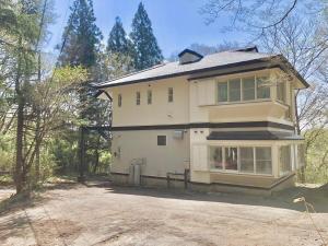 a large white house with a lot of windows at La Assayaca Nasu in Nasu-yumoto