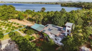 eine Luftansicht eines Hauses mit dem Wasser in der Unterkunft Ibbankatuwa Lake Resort in Dambulla