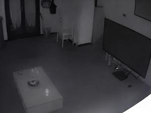 un salon avec une télévision à écran plat et une table dans l'établissement La Casa dei Pioppi, à Ficarolo