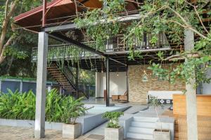 ein Gebäude mit einer Treppe und Bäumen im Hintergrund in der Unterkunft Ibbankatuwa Lake Resort in Dambulla