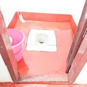 马迪凯里Divine home stays的一个装在箱子里的厕所，旁边还有一个桶