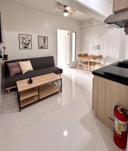 ein Wohnzimmer mit Sofa und Tisch in der Unterkunft Peaceful Panglao Escape for Families Couples in Dao