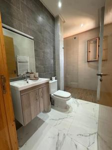 une salle de bain avec toilettes, lavabo et miroir dans l'établissement Luxury family villa with private pool, à Douar bel Rhanodour