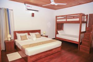 ein Schlafzimmer mit zwei nebeneinander liegenden Etagenbetten in der Unterkunft Ibbankatuwa Lake Resort in Dambulla + 5 Fotos