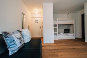 En eller flere senge i et værelse på LAAX Homes - Casa Partnun 309