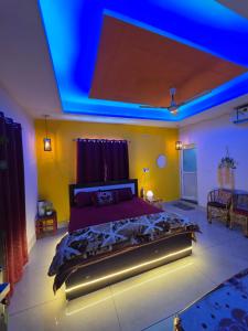 a bedroom with a large bed with a blue ceiling at SAMANI Homestay in Rishīkesh