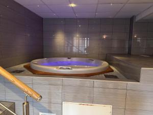 Cette chambre comprend une salle de bains pourvue d'une grande baignoire. dans l'établissement Best Western Hotell Ett, à Östersund