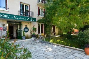 a bike parked in front of a building at Logis Hôtel Saint Cyr in La Ferté-Saint-Cyr