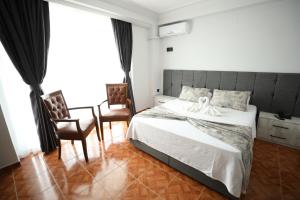 Un dormitorio con una cama con un perro. en DIVA TURKA BEACH HOTEL, en Arsuz