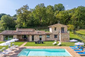 - Vistas al exterior de una casa de piedra con piscina en Villa Alessandra, en Todi