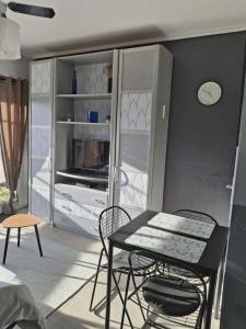 una sala da pranzo con un tavolo e sedie in una stanza di Studio Chez Blondine l Proximité Europa-park l a Krafft Altre 8 foto