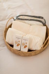 ein Korb mit gefalteten Handtüchern mit Etiketten darauf in der Unterkunft Suite Baniléa & Spa in Brest