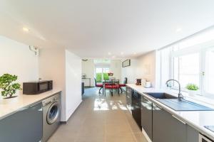 Una cocina o cocineta en The charming Fleury 2 bedrooms Oullins