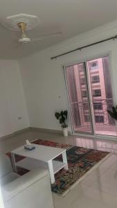 a white room with a table and a window at Bait Alhoor in Muscat