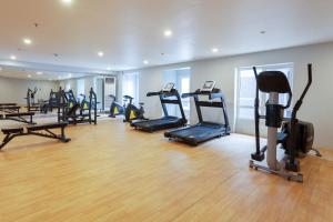 - une salle de sport avec un groupe de vélos d'exercice dans l'établissement Unique Chiq and comfy place with board games, Quezon City, à Manille