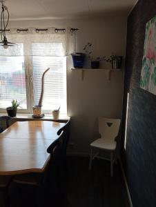 スカーラにあるLägenhete centrala Skaraのダイニングルーム(テーブル、椅子、窓付)