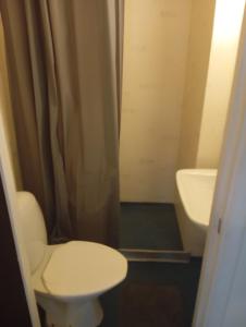 スカーラにあるLägenhete centrala Skaraのトイレと洗面台のある小さなバスルーム