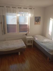 スカーラにあるLägenhete centrala Skaraのベッド2台と窓のある寝室